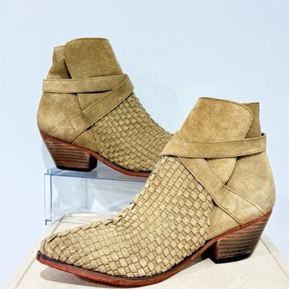 Free People Tan Venture Suede Ankle Boots
Distressed Boho Booties Size 40 NWT - Picture 3 of 9